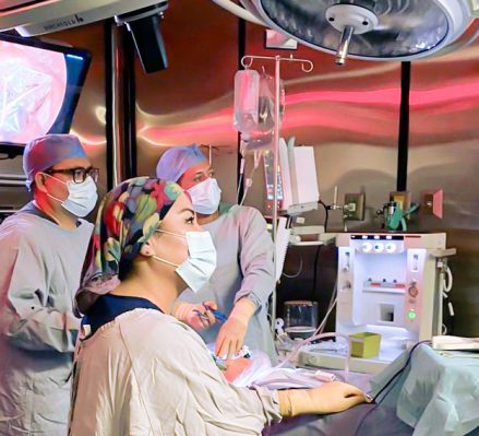 Equipo médico durante una cirugía ginecológica de mínima invasión