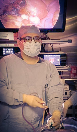 Dr. Raúl Moctezuma durante un procedimiento ginecológico